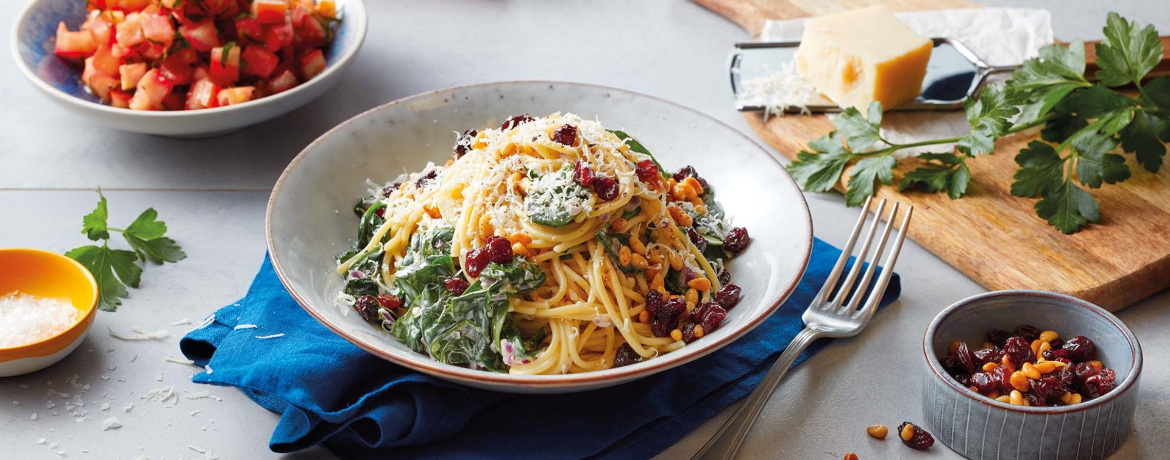 Spaghetti zu rahmigen Spinat mit Pinienkernen und Rosinen an Tomatensalat für 4 Personen von lidl-kochen.de