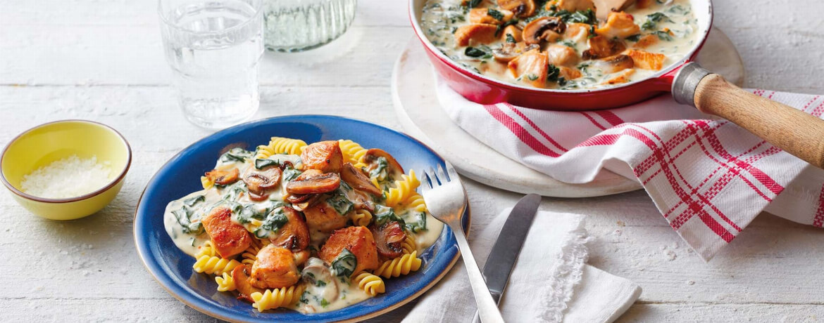 Nudeln mit Hähnchen und Spinat-Sahnesoße für 4 Personen von lidl-kochen.de