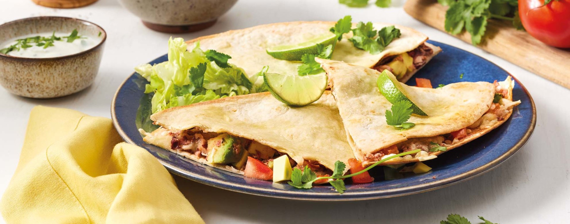 Avocado-Quesadilla mit Bohnenmus und Salat in Limetten-Sauerrahm-Dressing für 4 Personen von lidl-kochen.de