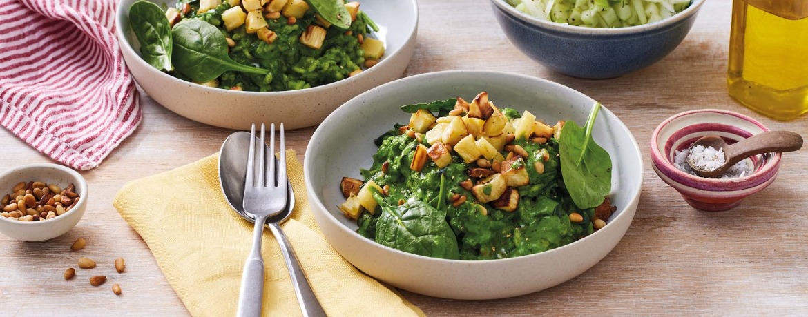 Cremiger Spinat-Pastinaken-Risotto mit Kohlrabi-Apfel-Salat und Pinienkernen für 4 Personen von lidl-kochen.de