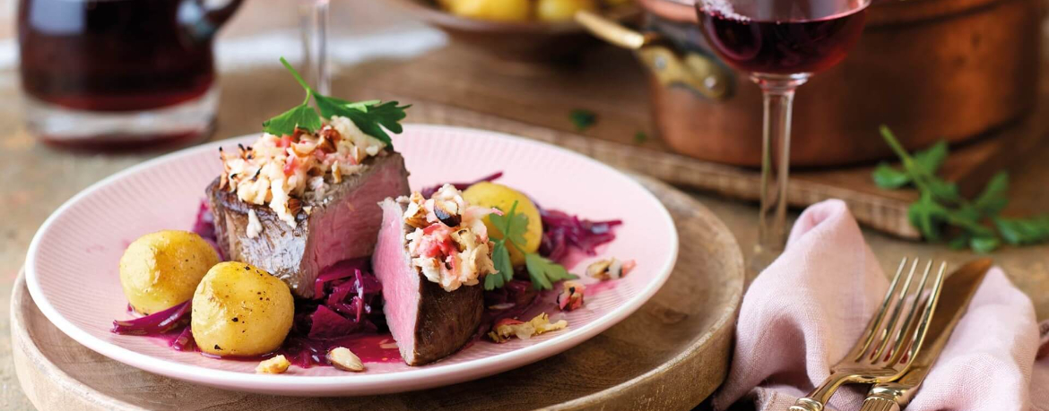 Steaks vom Rinderfilet mit gebackener Kruste vom Apfel an Kartoffel-Klößen mit Rotkohl für 4 Personen von lidl-kochen.de