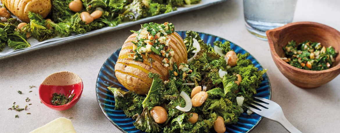 Grünkohl vom Blech mit Fächerkartoffeln und Gremolata für 4 Personen von lidl-kochen.de