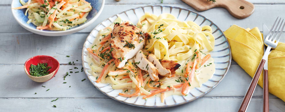 Gebratenes Thymian-Hähnchen an Gemüse von Kohlrabi und Karotte auf Tagliatelle für 4 Personen von lidl-kochen.de