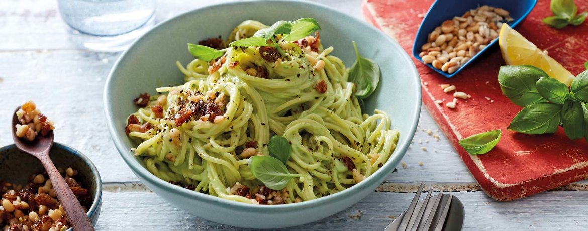 Spaghetti mit gerösteten Pinienkernen, Avocado und Basilikum für 4 Personen von lidl-kochen.de