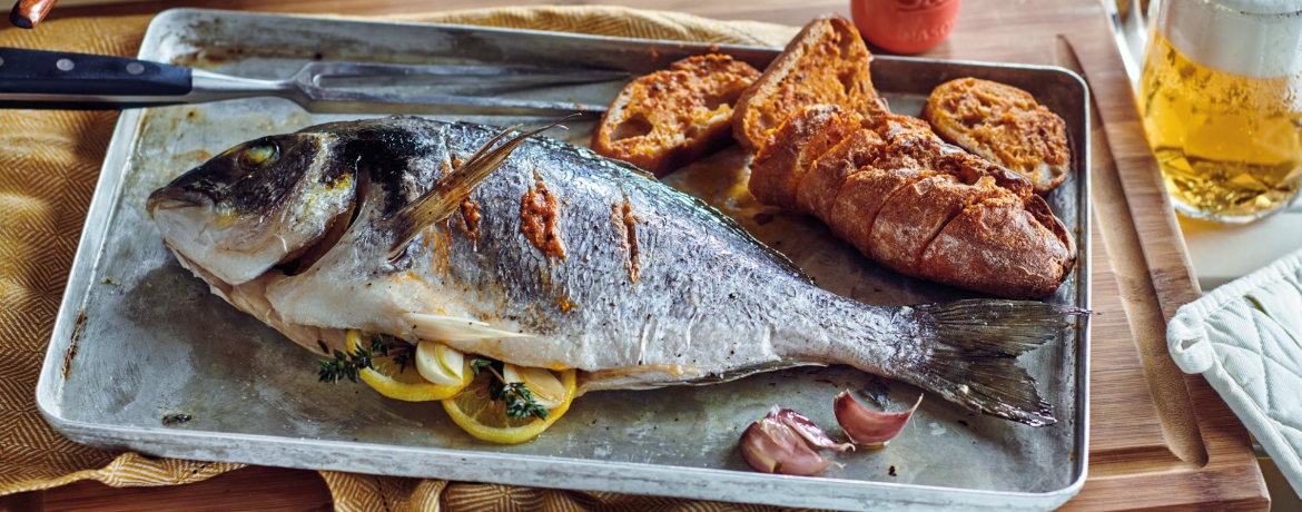 Doraden mit Tomatenbutter und Kräuterbaguette für 4 Personen von lidl-kochen.de