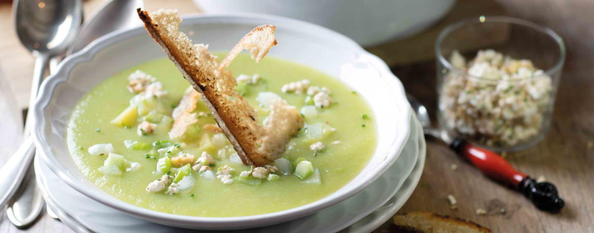 Feine Gemüsesuppe mit Cashew-Kräuter-Crostini für 4 Personen von lidl-kochen.de