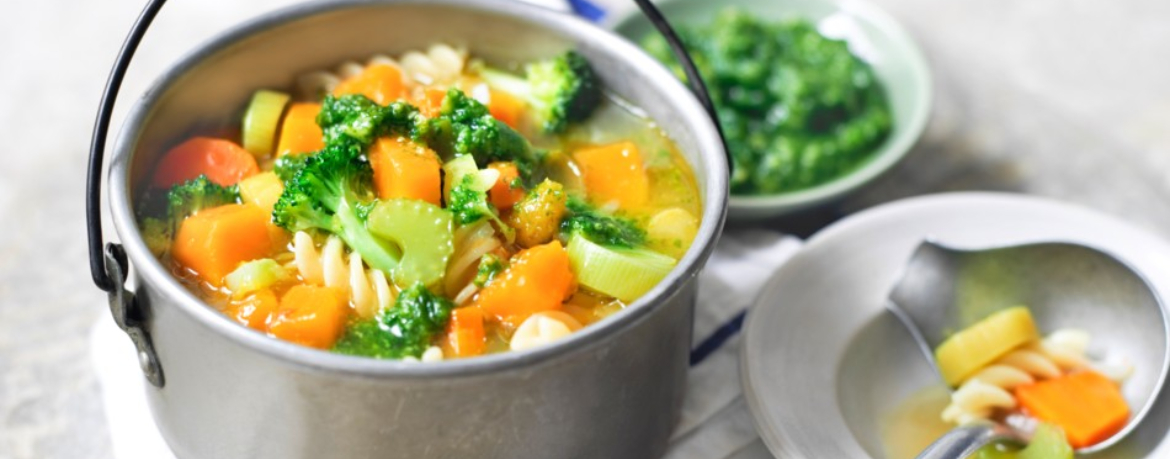 Möhren-Suppe mit Brokkoli zu Petersilienpesto und Mandeln für 4 Personen von lidl-kochen.de