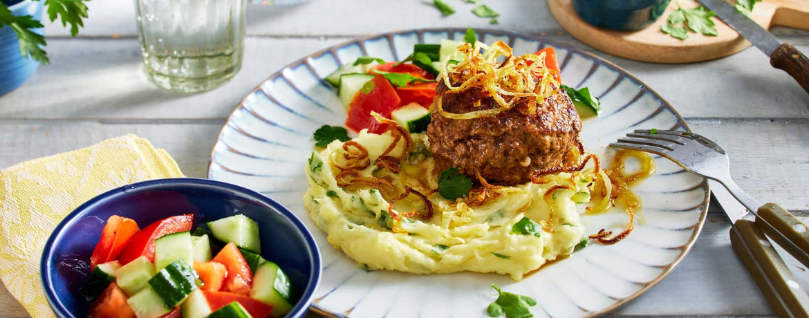 Käse-Frikadellen mit Kartoffelstampf, Röstzwiebeln und Tomaten-Gurken-Salat für 4 Personen von lidl-kochen.de