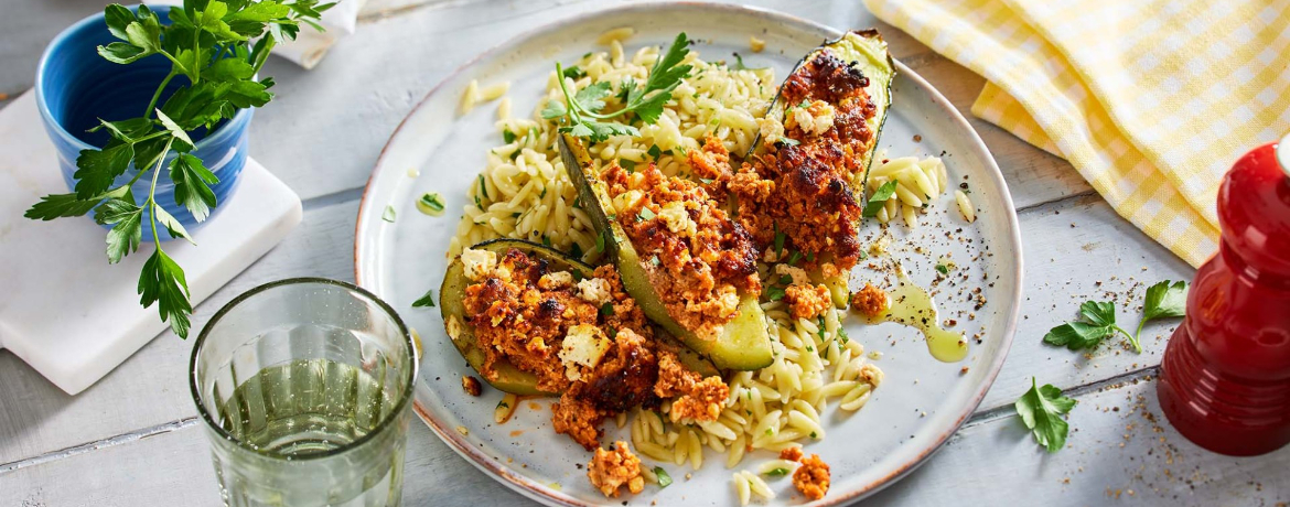 Gefüllte Zucchini mit Hackfleisch und Feta und Kräuter-Kritharaki für 4 Personen von lidl-kochen.de