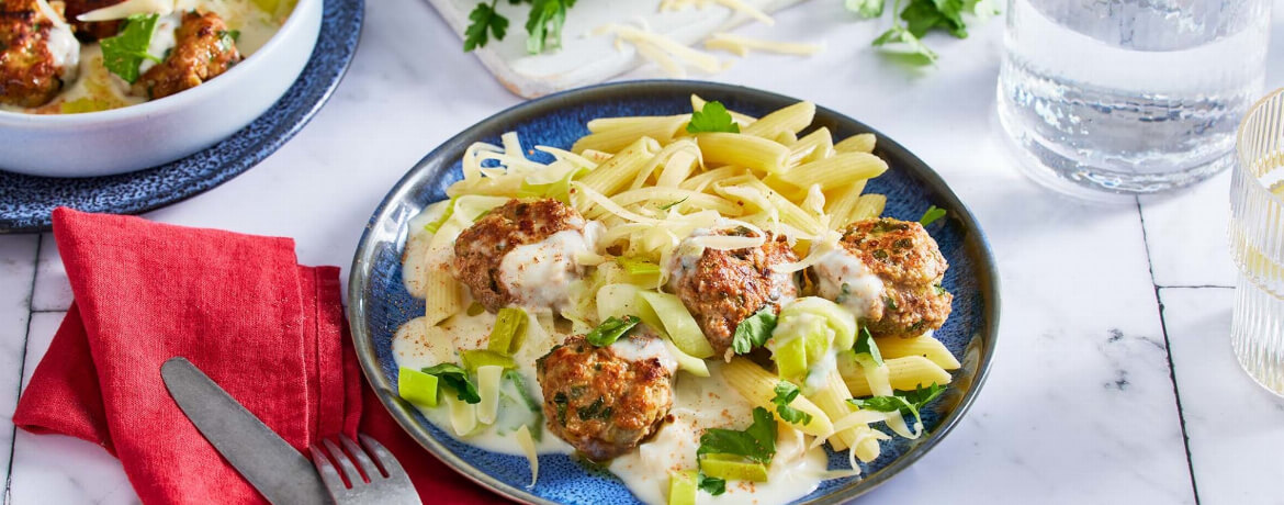 Nudeln mit Frikadellen und Lauch in Käsesoße für 4 Personen von lidl-kochen.de