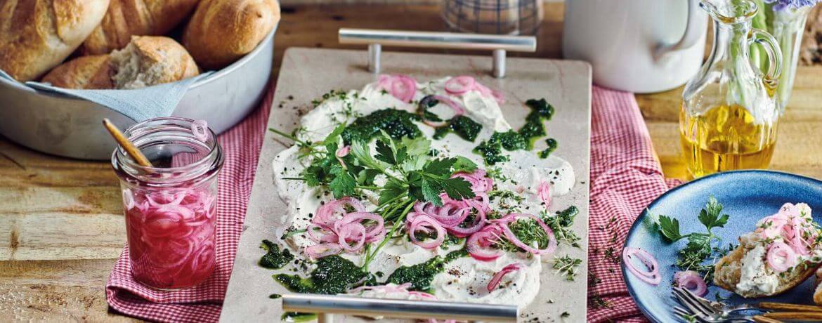 Frischkäsebrett mit Pesto und gepickelten Zwiebeln für 4 Personen von lidl-kochen.de