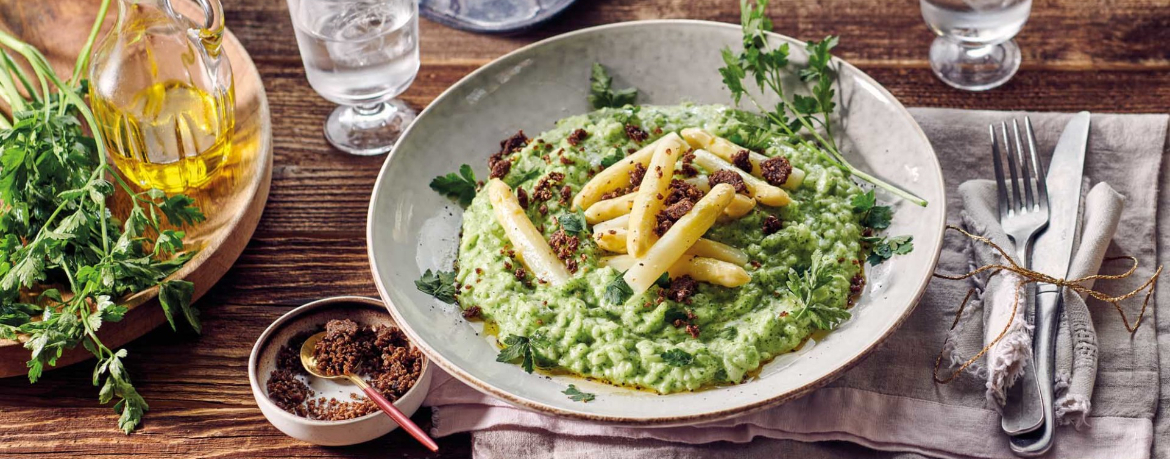 Petersilien-Risotto mit weißem Spargel und Pumpernickel für 4 Personen von lidl-kochen.de