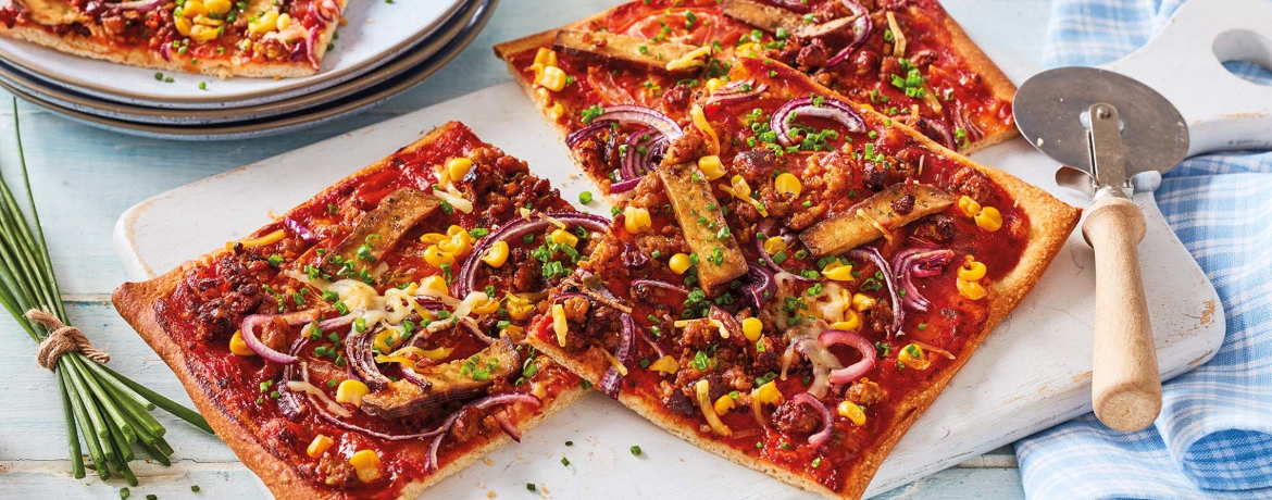 Vegane BBQ-Pizza mit Räuchertofu, Hack, roten Zwiebeln und BBQ-Sauce für 4 Personen von lidl-kochen.de