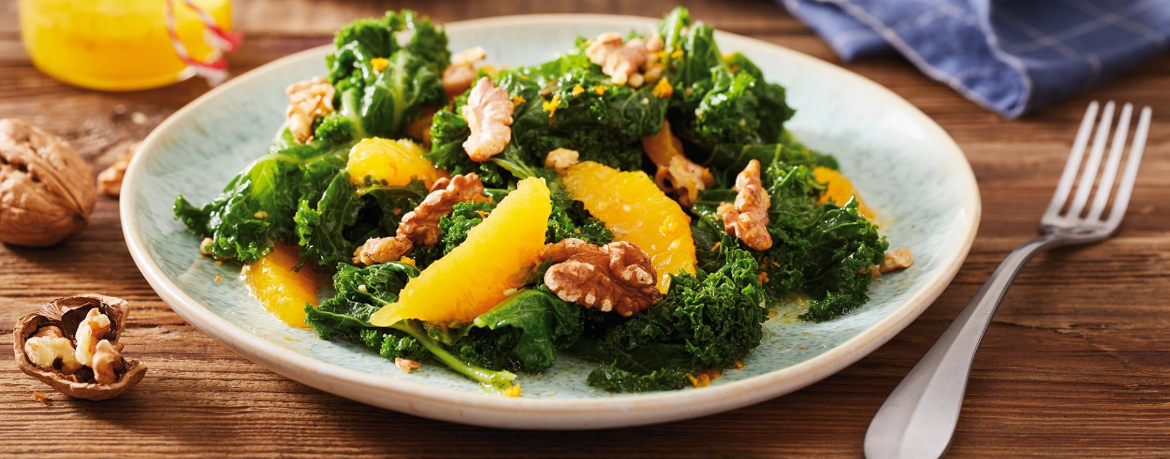 Grünkohl-Orangen-Salat mit gerösteten Walnüssen für 4 Personen von lidl-kochen.de