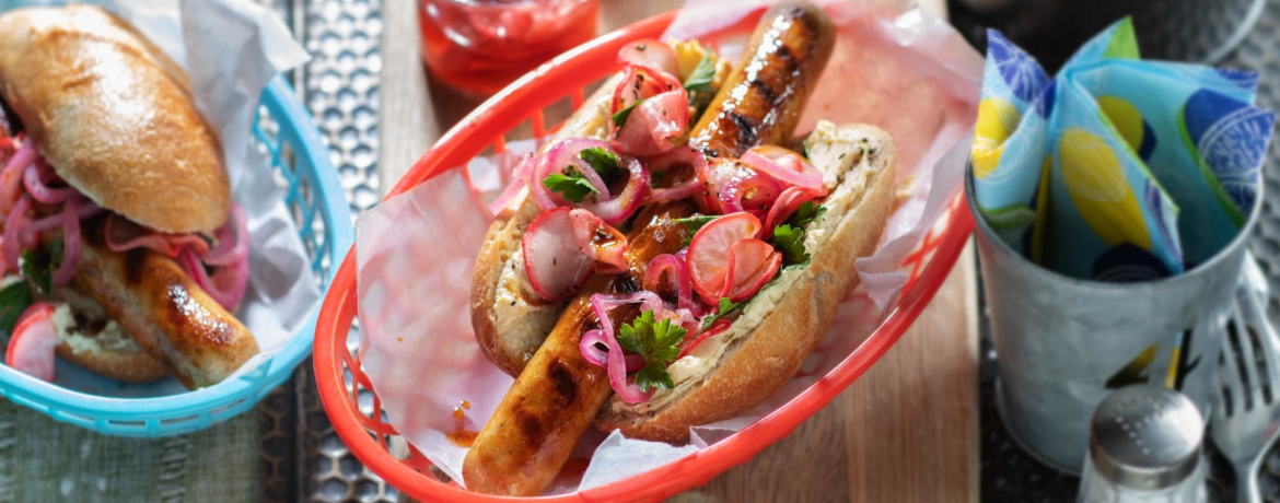 Bratwurst im Brötchen mit gepickelten Zwiebeln für 4 Personen von lidl-kochen.de