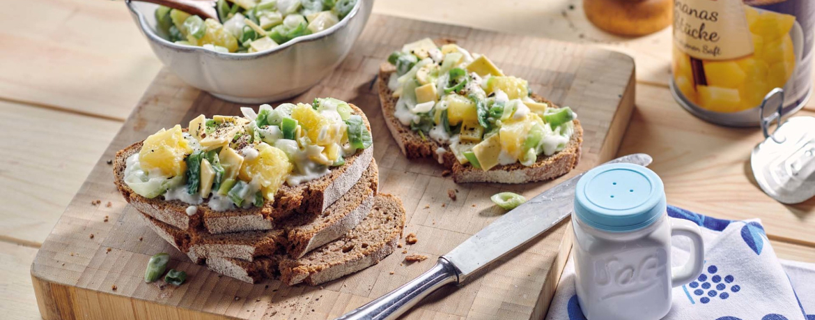 Veganer Lauch-Salat mit Genießerscheiben und Ananas auf Bauernbrot für 4 Personen von lidl-kochen.de