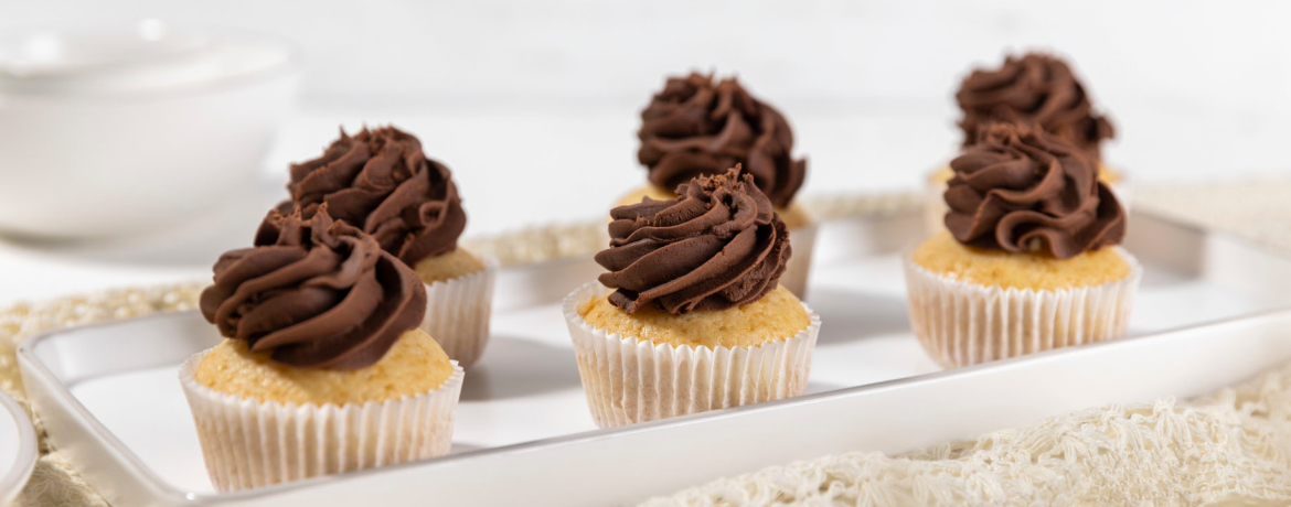 Cremige Schokoladen Vanille Cupcakes für 12 Personen von lidl-kochen.de