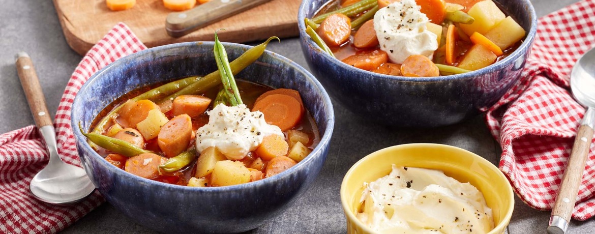 Kartoffelgulasch mit Würstchen und saurer Sahne für 4 Personen von lidl-kochen.de