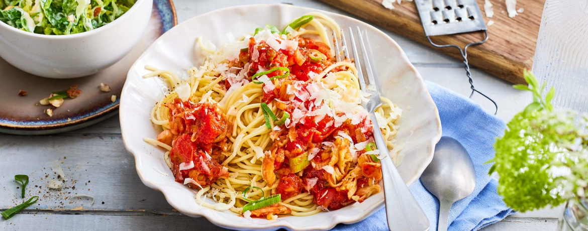 Spaghetti mit fruchtiger Apfel-Tomaten-Soße zu Parmesan und Salat mit Nüssen für 4 Personen von lidl-kochen.de
