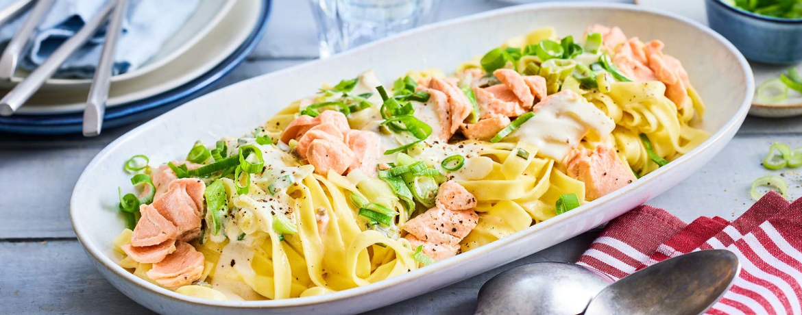 Tagliatelle in Weißwein-Sauce mit Lachs für 4 Personen von lidl-kochen.de