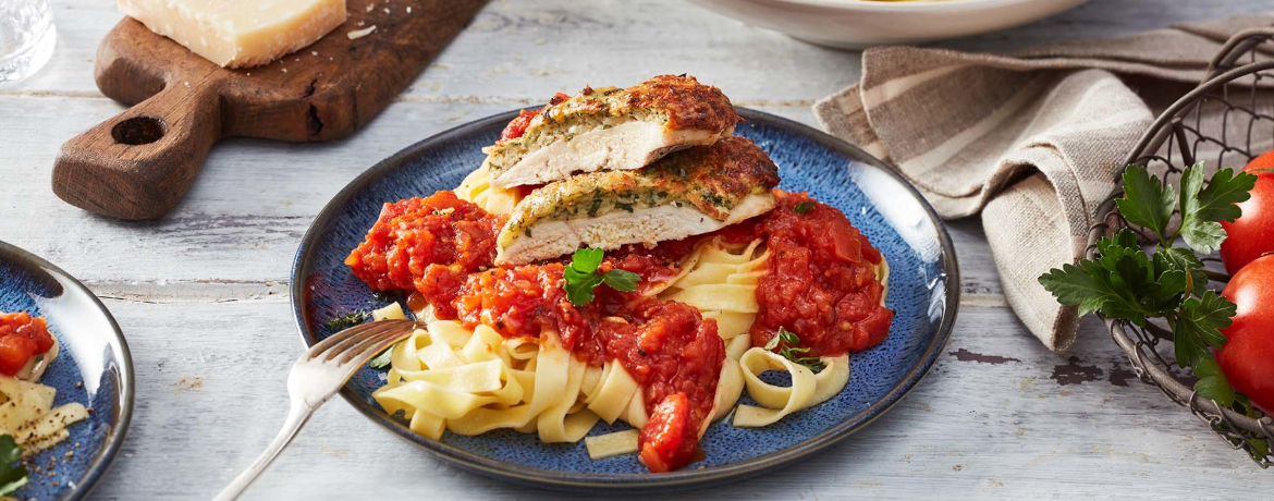 Hähnchenschnitzel in Parmesan-Kräuter-Mantel auf Tagliatelle und Tomatensauce für 4 Personen von lidl-kochen.de