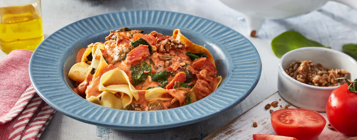 Pappardelle in Tomaten-Sahne-Sauce mit Spinat für 4 Personen von lidl-kochen.de