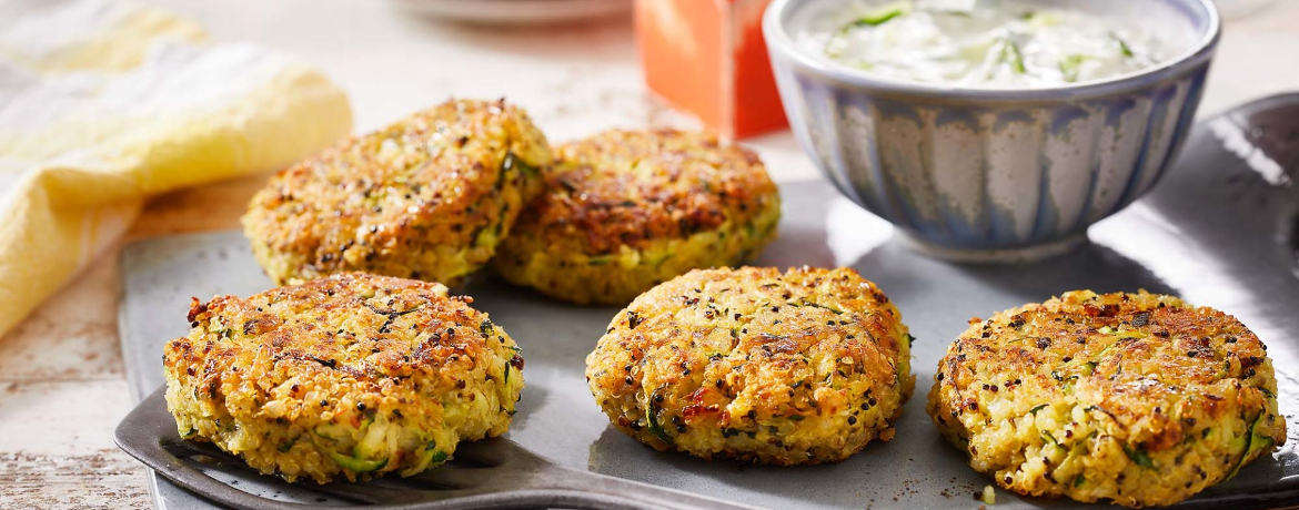 Zucchini-Quinoa-Bratlinge mit Gurken-Sojaghurt-Dip für 4 Personen von lidl-kochen.de