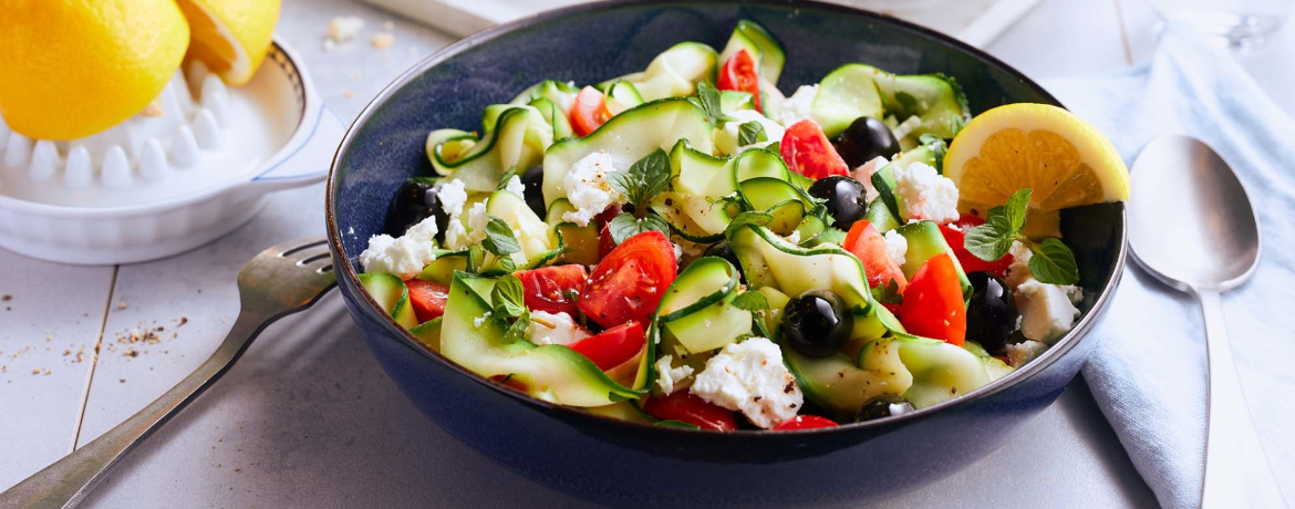 Zucchini-Feta-Salat mit Cherry-Tomaten und knusprigem Baguette für 4 Personen von lidl-kochen.de