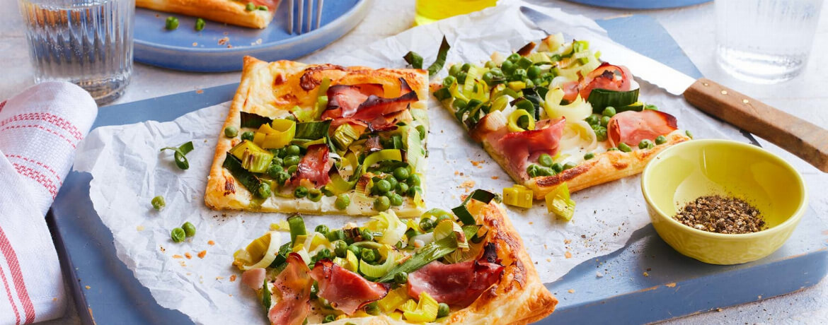 Flammkuchen mit Prosciutto cotto, frischen Erbsen und Lauch-image