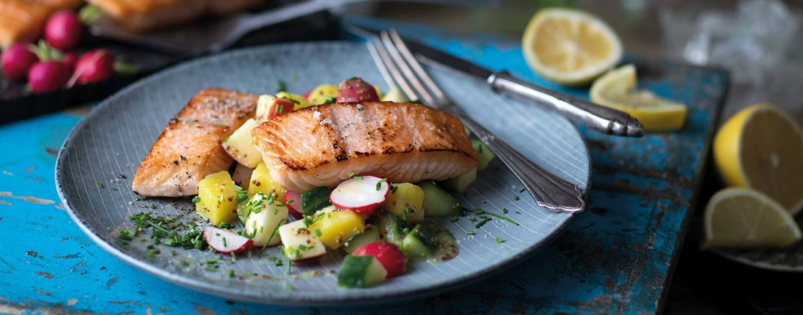 Wildlachs auf Kartoffel-Apfel-Radieschen-Salat für 4 Personen von lidl-kochen.de