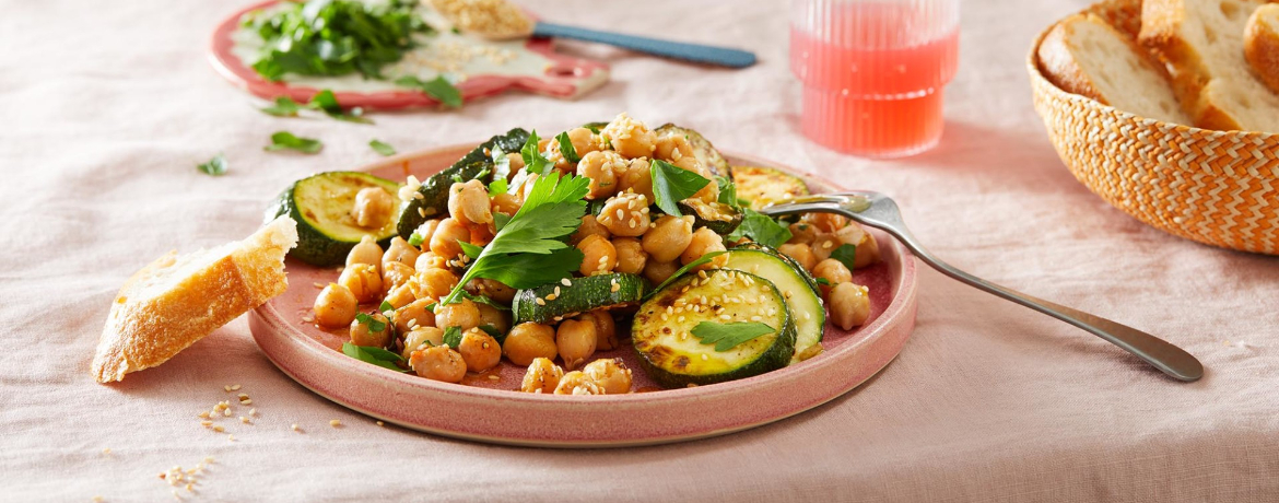 Sommerlicher Kichererbsensalat mit gebratener Zucchini für 4 Personen von lidl-kochen.de