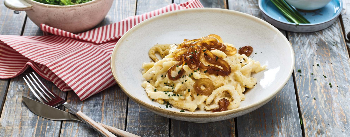 Käsespätzle mit geschmorten Zwiebeln und fruchtigem Salat für 4 Personen von lidl-kochen.de