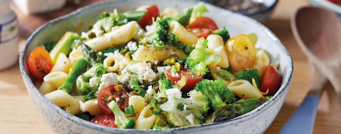 Nudelsalat mit Tomaten, Spargel, Pistazien und Feta für 4 Personen von lidl-kochen.de