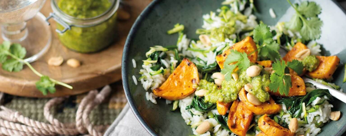 Grüner Reis mit Süßkartoffel aus dem Ofen und Pesto von Kräuter und Erdnuss für 4 Personen von lidl-kochen.de