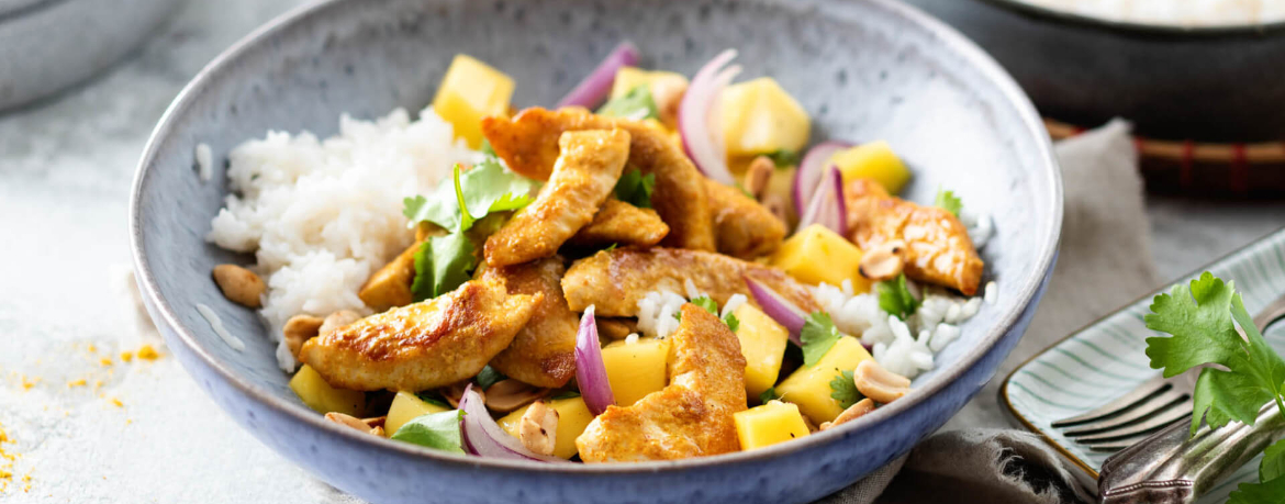 Curry-Hähnchen in Joghurtmarinade mit Salat aus Mango und Erdnuss für 4 Personen von lidl-kochen.de