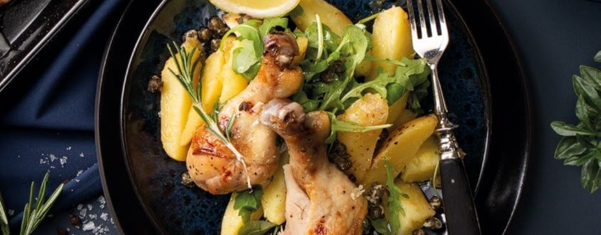 Rosmarin-Hähnchen-Keule an warmem Rucola-Kartoffelsalat mit frittierten Kapern für 4 Personen von lidl-kochen.de