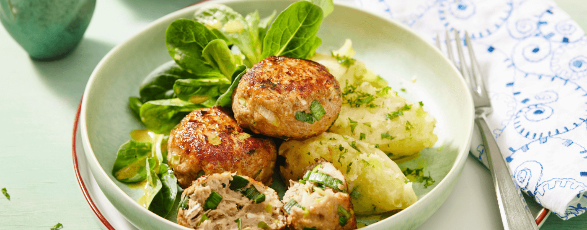 Lauch-Buletten mit Kartoffelstampf und Feldsalat für 4 Personen von lidl-kochen.de