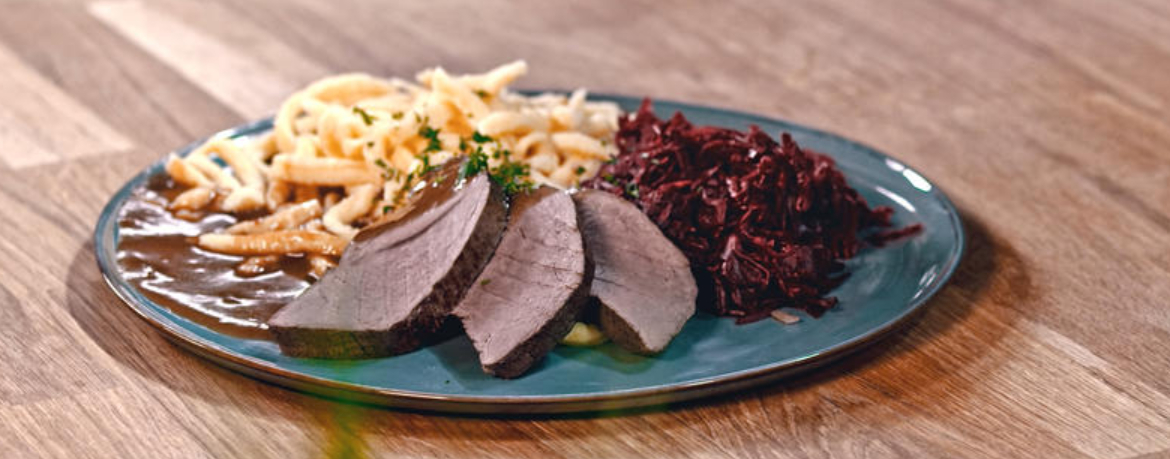 Hirschbraten aus der Keule an Preiselbeersauce mit Spätzle und Rotkohl für 4 Personen von lidl-kochen.de