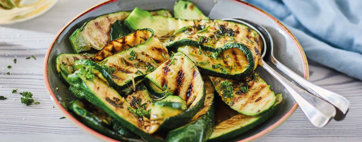 Gegrillte Zucchini mit Kräuter-Zitronen-Öl für 4 Personen von lidl-kochen.de