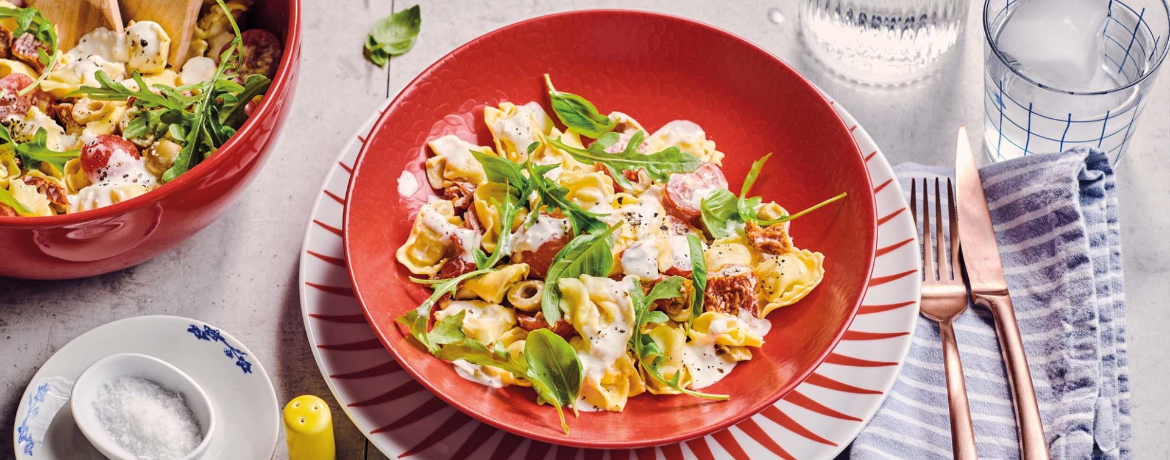 Tortellini-Salat mit getrockneten Tomaten und Parmesan für 4 Personen von lidl-kochen.de