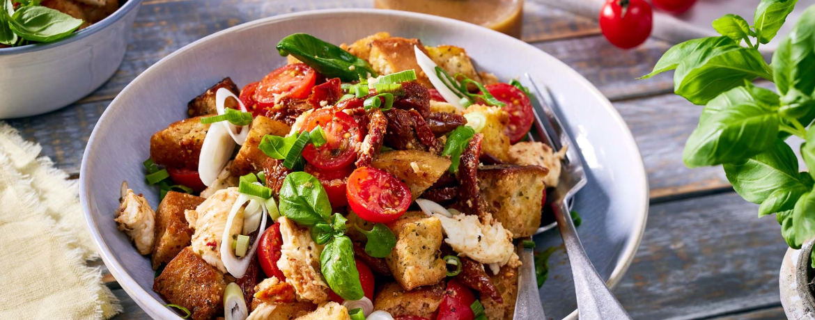 Brot-Salat mit getrockneten Tomaten und Basilikum für 4 Personen von lidl-kochen.de