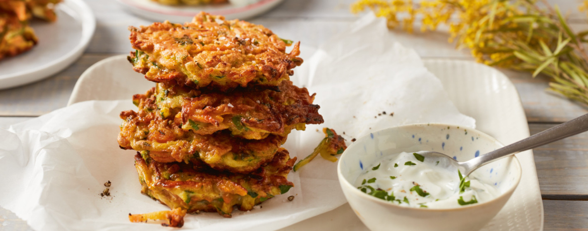 Vegetarische Zucchini-Karotten-Frikadellen mit Petersilien-Joghurt-Dip für 4 Personen von lidl-kochen.de