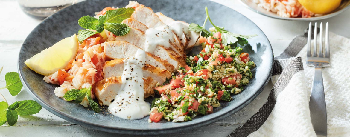 Gebratene Hähnchenbrust mit Tomatenreis, Tabouleh und Zitronenjoghurt für 4 Personen von lidl-kochen.de