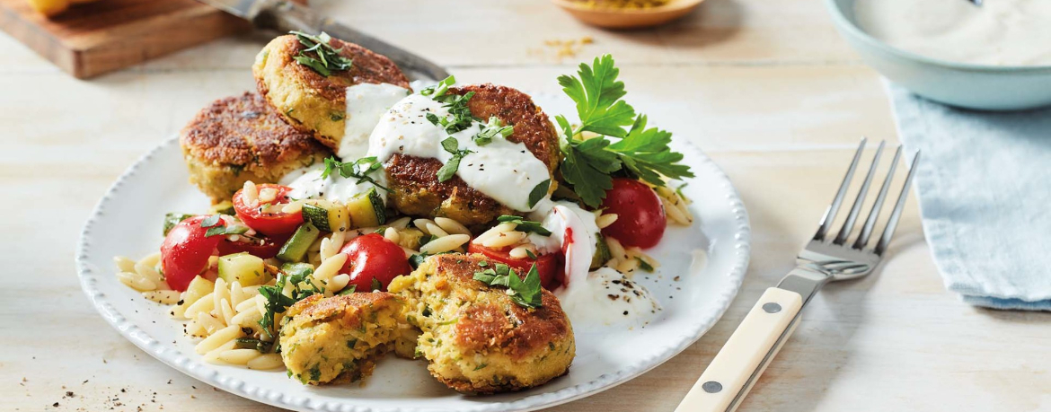 Würzige Falafel mit Zucchini-Risoni-Salat und Zitronenjoghurt für 4 Personen von lidl-kochen.de