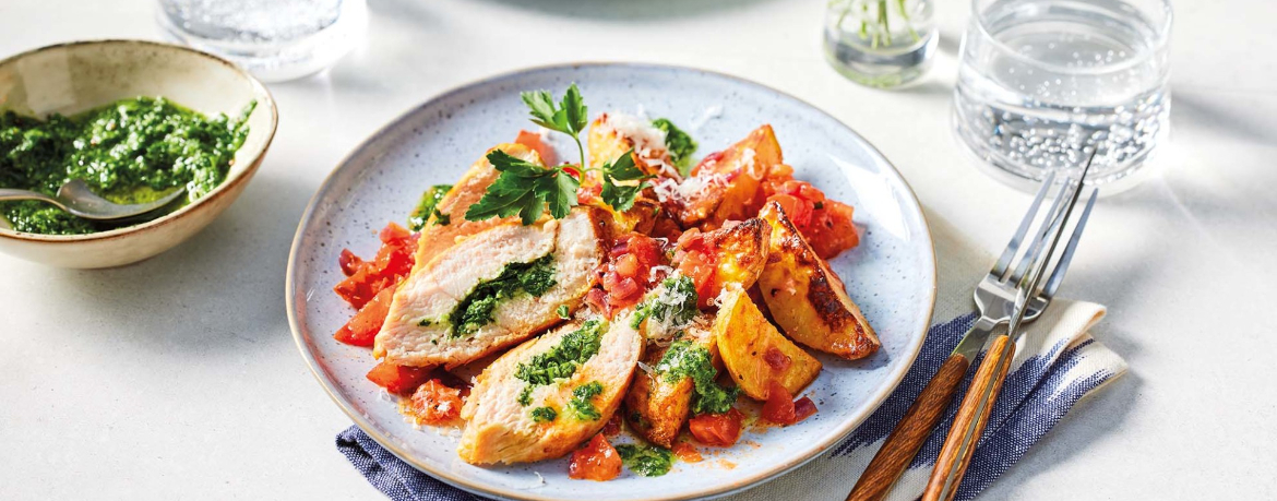 Pesto-Hähnchen mit Tomaten-Röstkartoffel-Salat und Parmesan für 4 Personen von lidl-kochen.de