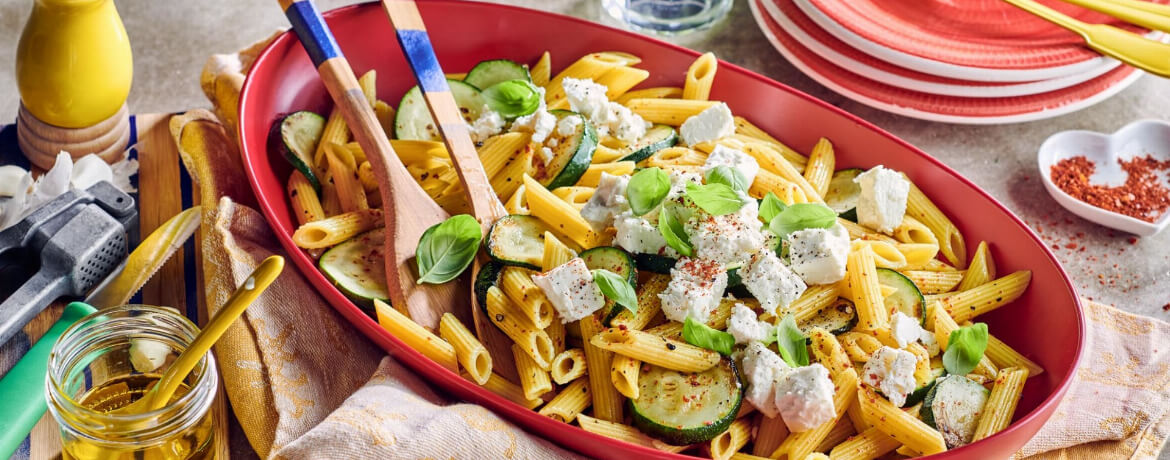 Nudelsalat mit gebratener Zucchini und Feta für 4 Personen von lidl-kochen.de