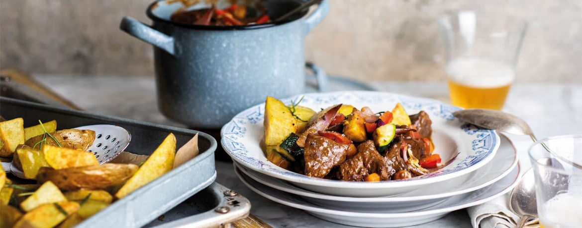 Mediterraner Gulasch vom Rind mit Paprika, Zucchini und Rosmarinkartoffeln für 4 Personen von lidl-kochen.de