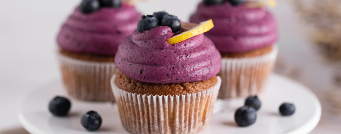 Blaubeer-Cupcakes mit Lemoncurd Füllung für 12 Personen von lidl-kochen.de