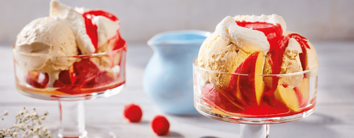 Nektarinen-Vanilleeis-Eisbecher mit Himbeersirup für 4 Personen von lidl-kochen.de