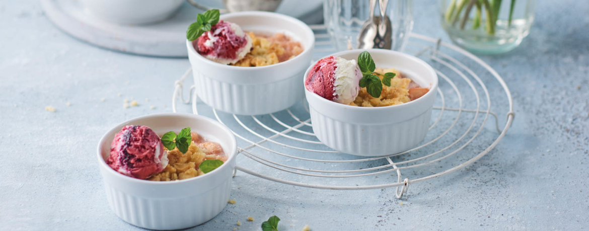 Apfel-Rhabarber-Crumble mit Waldbeeren-Vanilleeis für 4 Personen von lidl-kochen.de